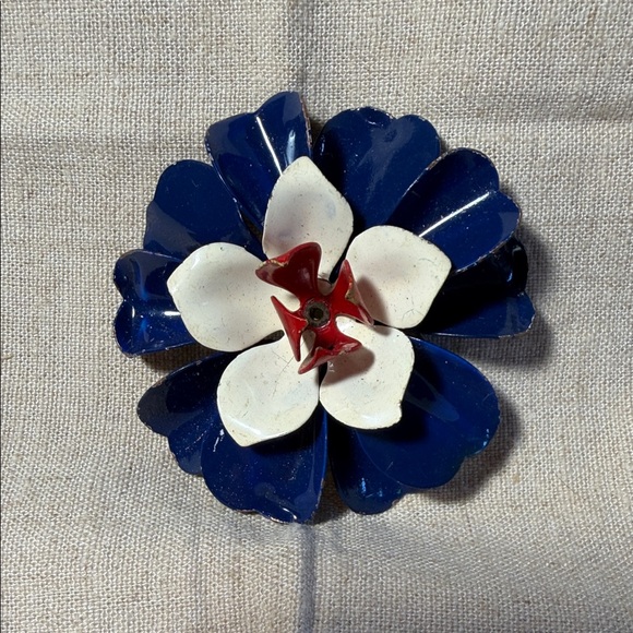 Jewelry - Patriotic Blue, White & Red Enamel Flower Power Brooch. WA550